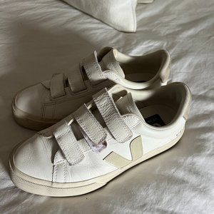 VEJA Recife Logo Leather Sneaker